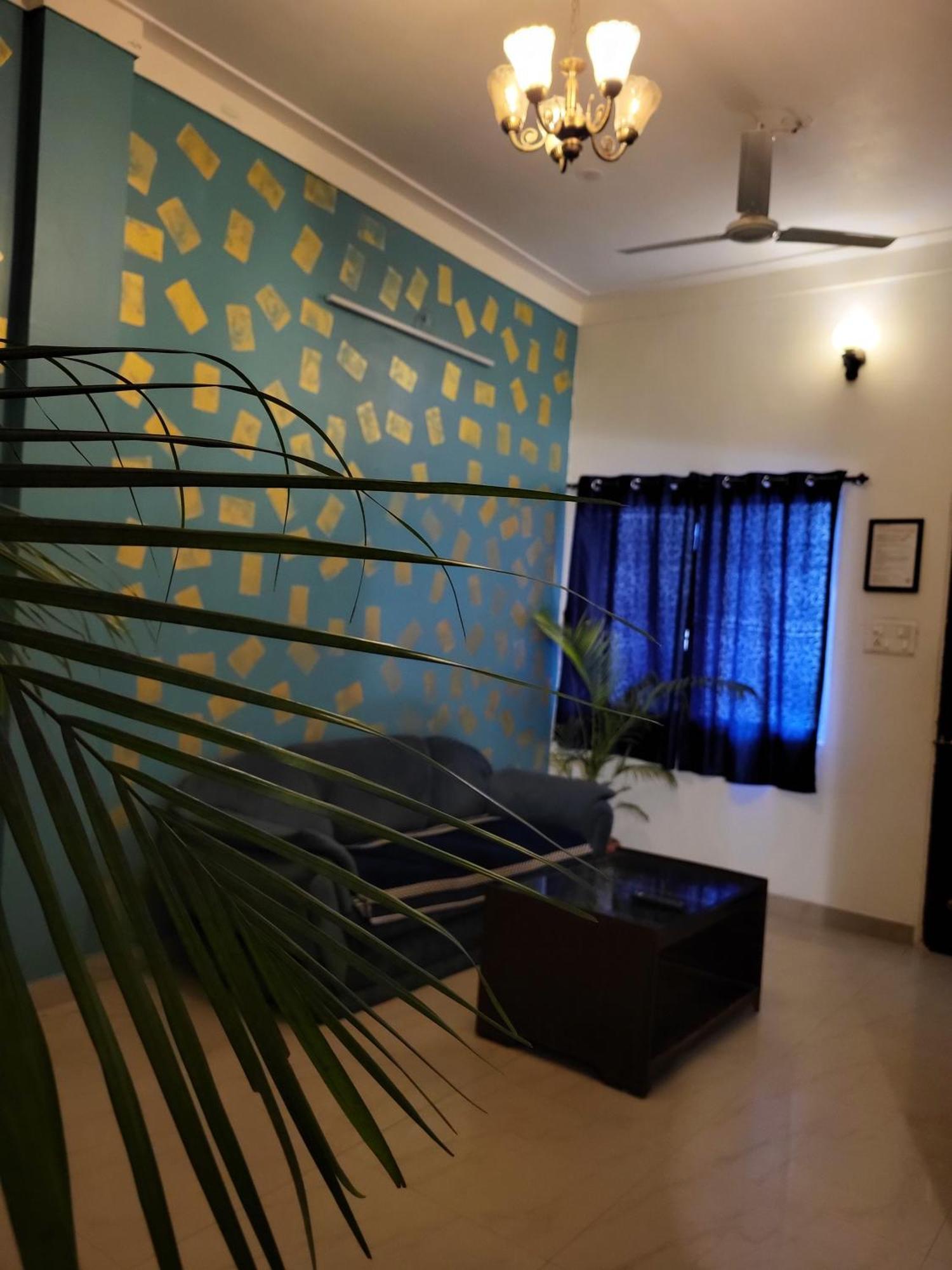 Blue Beds Homestay, Exotic 2Bhk Ac House ジャバルプル エクステリア 写真